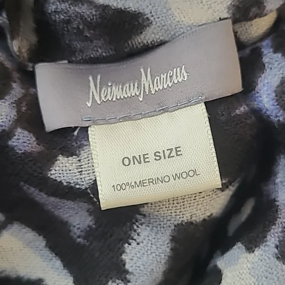 Neiman Marcus Merino Wool Scarf - Picture 5 of 10